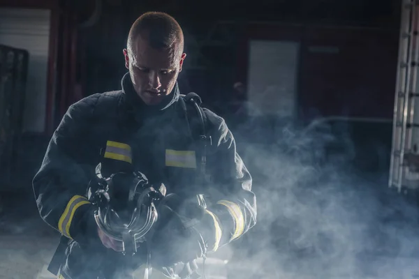 Retrato Bombero Con Asistencia Casco Bombero Fondo Oscuro Con Humo —  Fotos de Stock