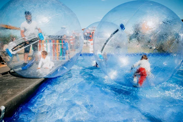Crianças Brincam Dentro Uma Esfera Transparente Atividade Divertida Verão Para — Fotografia de Stock