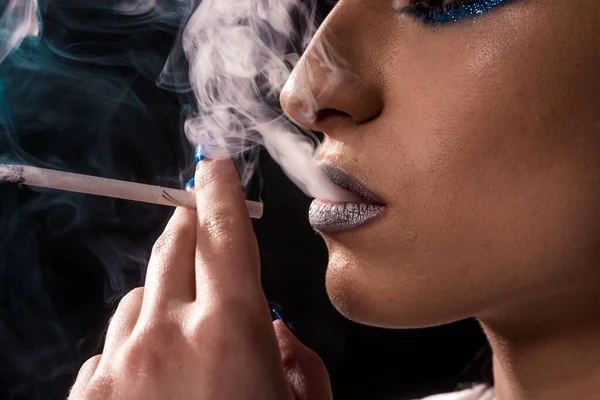 Retrato Mulher Bonita Com Cigarro Fundo Preto — Fotografia de Stock