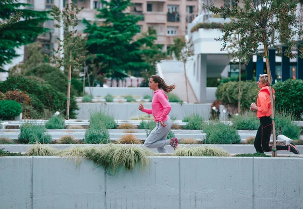 都市部のトレーニングルーチン中に若い健康な女性ランナー — ストック写真