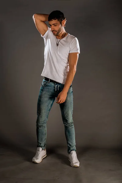 Trendy Mladý Muž Oblečený Modré Džínové Kalhoty Bílý Top Tréninkové — Stock fotografie