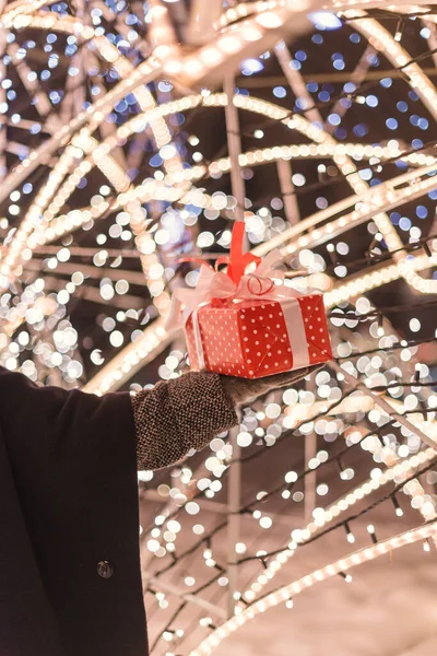 Jeune Fille Debout Devant Les Lumières Arbre Noël Tenant Des — Photo