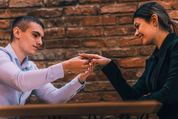 Hombre Guapo Poniendo Anillo Compromiso Mano Novia Después Propuesta Matrimonio —  Fotos de Stock