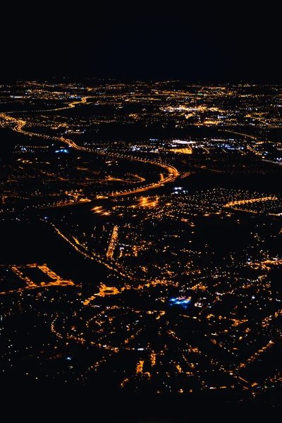 Niesamowita Nocna Panorama Śródmieścia Nowoczesnymi Budynkami Drogami Godzinach Szczytu — Zdjęcie stockowe
