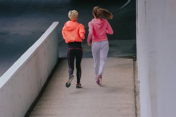 Duas Mulheres Forma Atlética Durante Exercício Corrida Uma Área Urbana — Fotografia de Stock