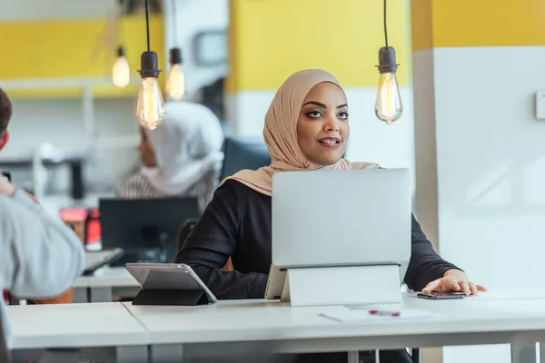 Afrika Amerika Hitam Karyawan Yang Indah Bekerja Pada Laptop Sementara — Stok Foto