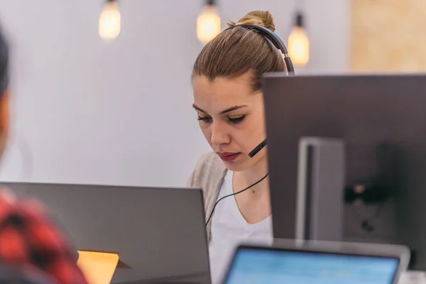 Bilgisayarında Müşterisiyle Kulaklıkla Konuşurken Çalışan Güzel Bir Bayan Müşteri Temsilcisinin — Stok fotoğraf