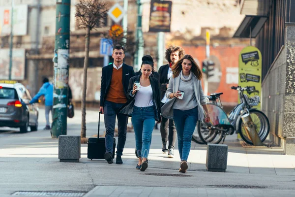 Friends Bonding Gruppe Multiethnischer Freunde Die Auf Den Straßen Miteinander — Stockfoto