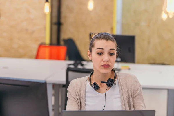 Pretty Female Customer Representative Working Her Laptop While Speaking Her — Stock Photo, Image