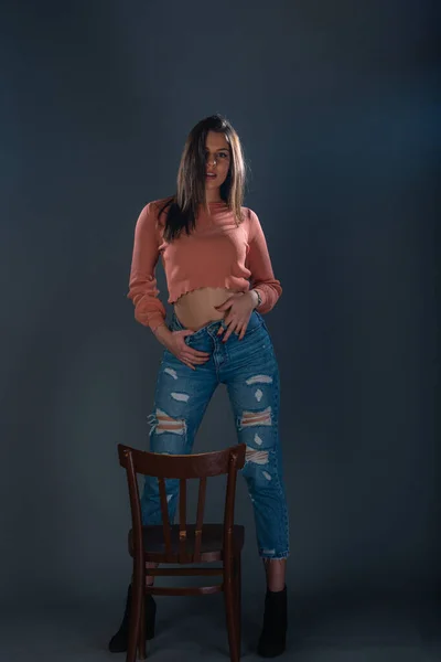 Kvinnlig Modell Med Orange Blus Och Jeans Som Poserar Framför — Stockfoto
