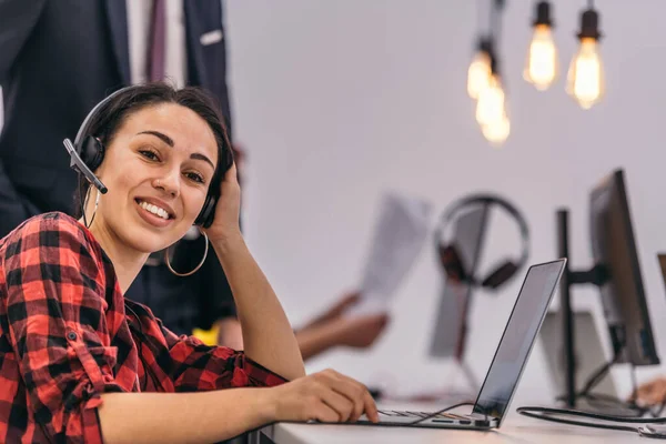 Retrato Uma Bela Jovem Mulher Vestindo Fone Ouvido Sorrindo Enquanto — Fotografia de Stock