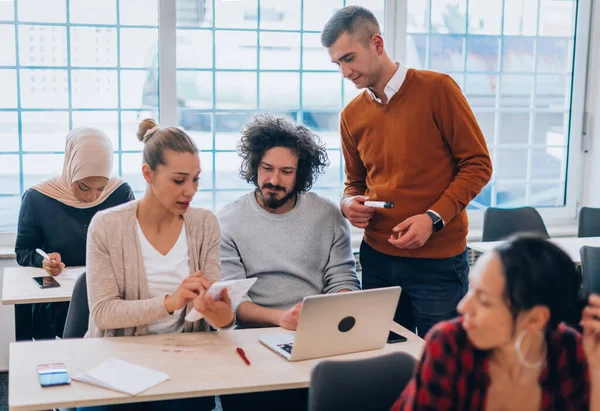 Grupp Medarbetare Som Har Presentation Affärsplan Sitt Kontor — Stockfoto