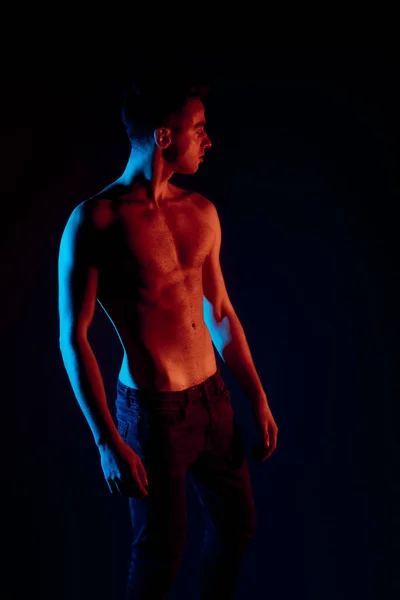 Studio Body Ujęcie Atrakcyjnego Mężczyzny Pozującego Bez Koszulki Niebieskich Spodniach — Zdjęcie stockowe