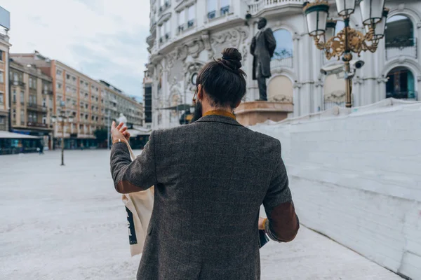 Homem Elegante Bonito Segurando Saco Durante Passeio Pela Praça Cidade — Fotografia de Stock