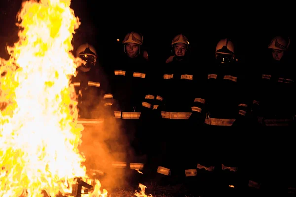 火災の危険を排除するために使用される様々なツールを準備消防士 — ストック写真