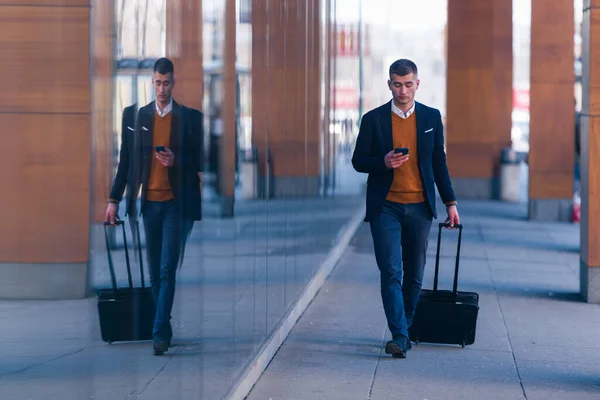 Close Foto Een Formele Zakenman Slepen Zijn Koffer Manbag Trek — Stockfoto