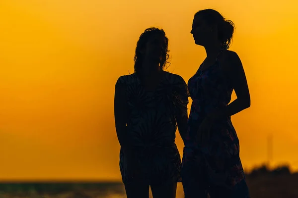 Silhouet Tegen Zonsondergang Girsl Het Strand Ontspannen Avond — Stockfoto