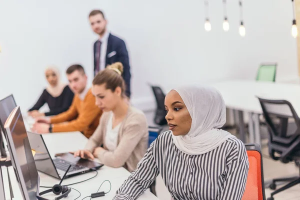 Modern Bir Ofis Alanında Masaüstü Bilgisayarları Üzerinde Çalışan Çok Irklı — Stok fotoğraf