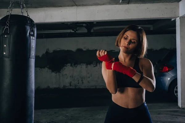 Joven Hermosa Hembra Preparando Sus Vendajes Para Patear Bolsa Boxeo —  Fotos de Stock