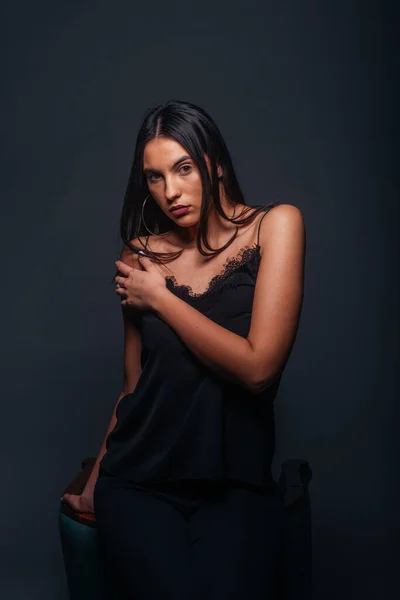 Gyönyörű Női Modell Egy Szexi Fekete Felső Fekete Nadrág Pózol — Stock Fotó
