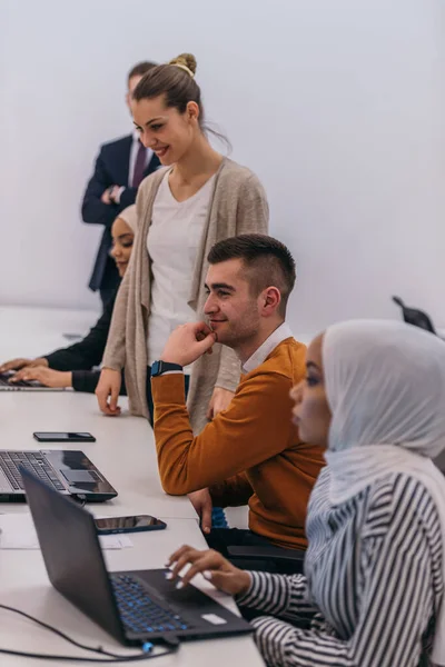 Jóvenes Colegas Negocios Trabajando Juntos Una Computadora Ambiente Oficina Cómodo —  Fotos de Stock