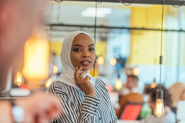 Protrait Black African American Female Muslim Berdiri Kantor Bisnis Modern — Stok Foto