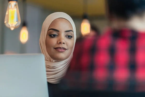 Gadis Muslim Afrika Mengenakan Jilbab Bekerja Pada Laptop Sebuah Perusahaan — Stok Foto