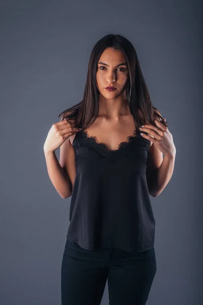 Vrouw Model Gekleed Zwart Poseren Een Studio — Stockfoto