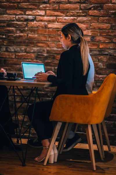 Hermosa Mujer Negocios Sentada Café Tomando Café Teniendo Una Reunión — Foto de Stock