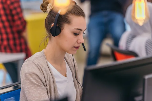 Representante Cliente Muito Feminino Trabalhando Seu Laptop Enquanto Fala Com — Fotografia de Stock