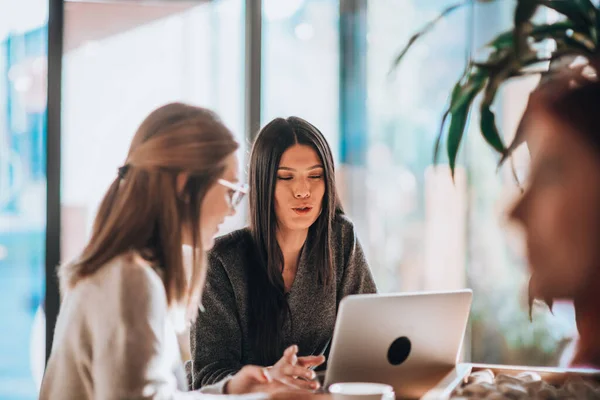 Giovani Colleghi Moderni Che Hanno Una Discussione Nuove Strategie Marketing — Foto Stock