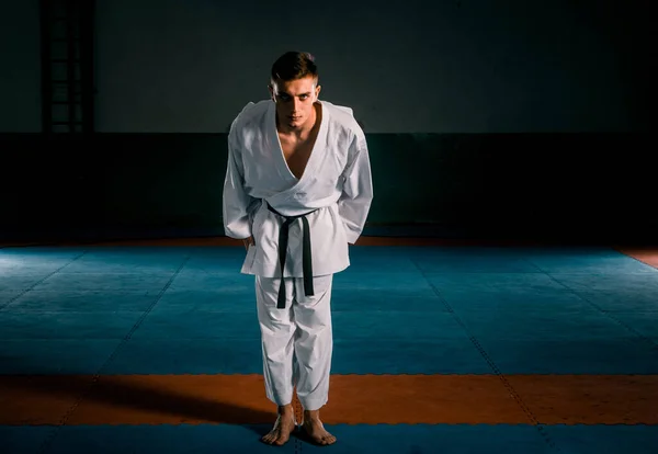 Karate Man Poserar Mörk Bakgrund Bär Vit Kimono — Stockfoto