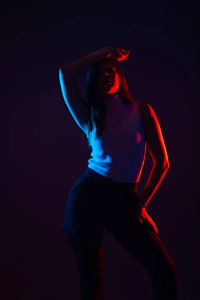 Retrato Luz Azul Vermelha Modelo Feminino Sobre Fundo Preto Com — Fotografia de Stock