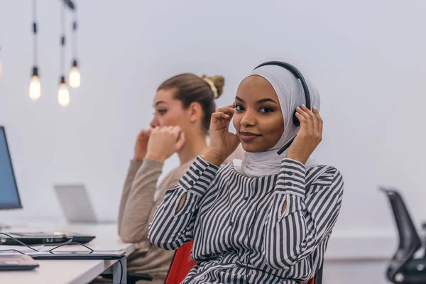 Modern Bir Ofiste Tesettürle Çalışan Kameraya Bakan Mutlu Afrikalı Müslüman — Stok fotoğraf