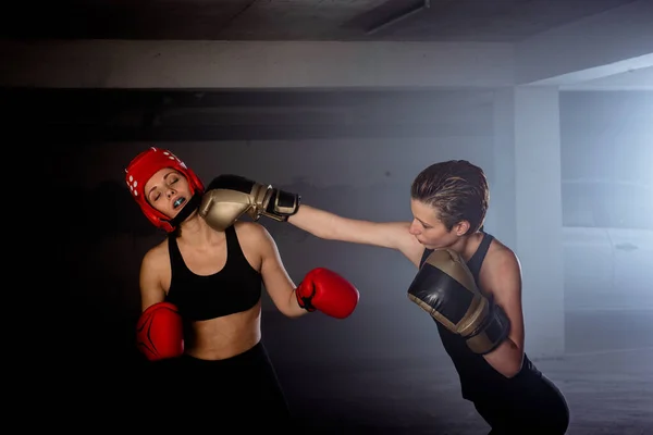 Dois Boxers Femininos Profissionais Batendo Outro Luta Boxe Garagem Agressivo — Fotografia de Stock
