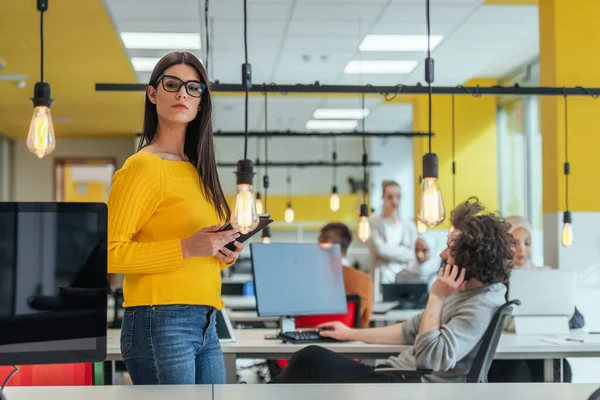 Vrouwelijke Baas Manager Executive Poseren Een Modern Startup Kantoor Terwijl — Stockfoto