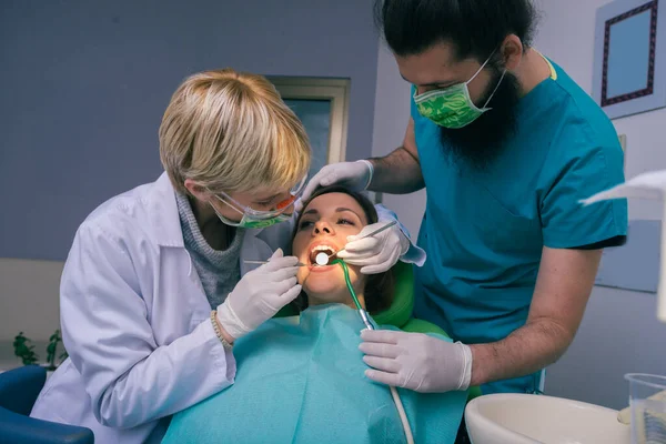 Професійні Чоловіки Жінки Стоматологи Вивчають Зуби Жінки Стоматологічному Кабінеті — стокове фото