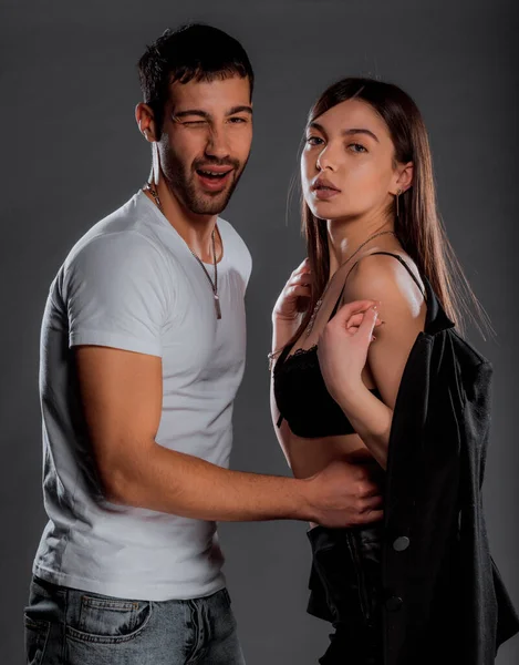Modeaufnahme Aus Dem Studio Leidenschaftlicher Typ Und Mädchen Kuscheln Zusammen — Stockfoto