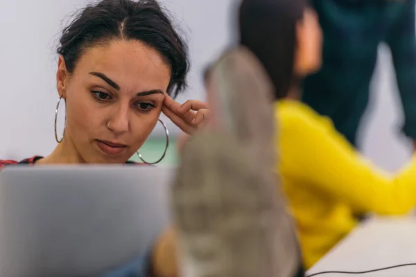 Retrato Cerca Una Hermosa Mujer Negocios Mirando Computadora Portátil Pensando —  Fotos de Stock