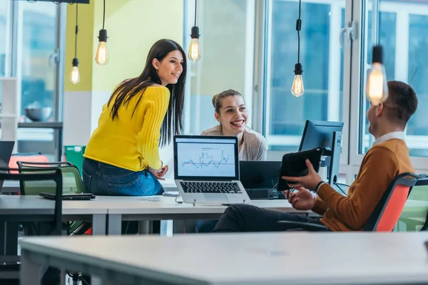 Grupo Compañeros Trabajo Profesionales Equipo Que Trabajan Escritorio Una Oficina —  Fotos de Stock