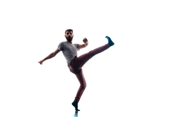 Gespierde Jonge Man Oefenen Moderne Stijl Dans Poses — Stockfoto