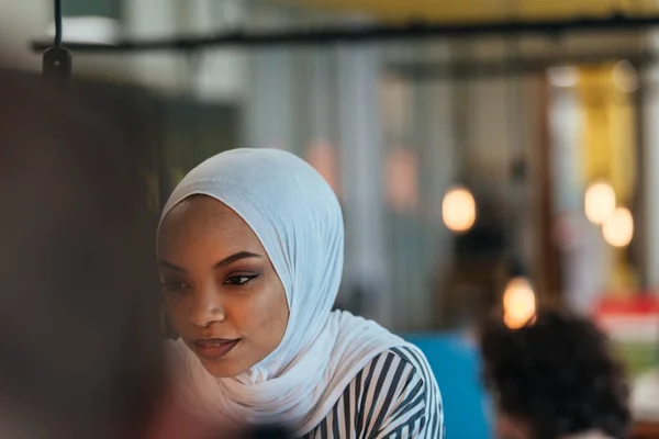 Potret Sentimental Dari Afrika Amerika Perempuan Muda Muslim Mengenakan Jilbab — Stok Foto