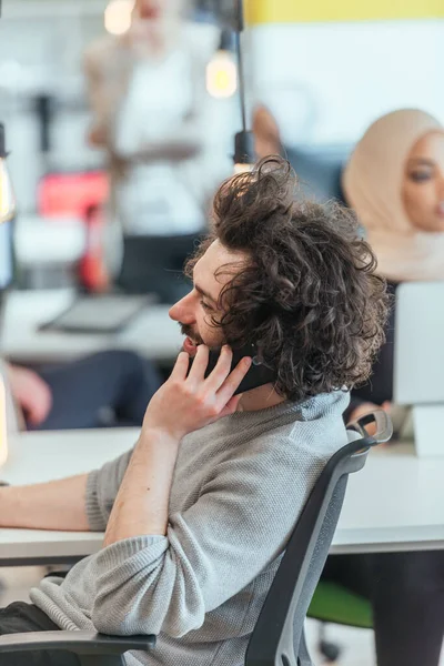 Empleado Barbudo Con Corte Pelo Afro Hablando Por Teléfono Mientras —  Fotos de Stock