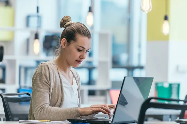 Gerente Rubia Trabajando Detrás Escritorio Una Oficina Moderna — Foto de Stock