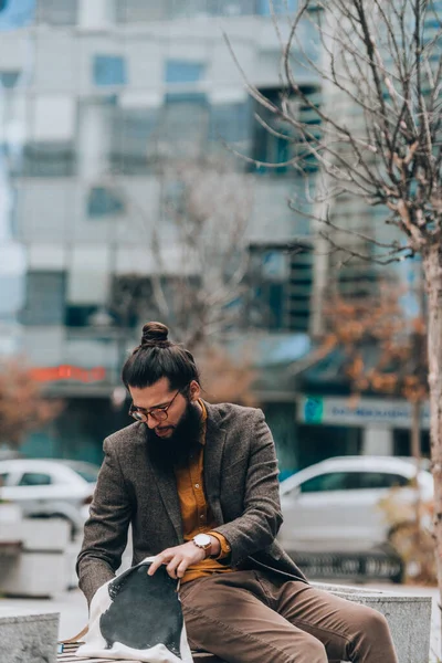 Σύγχρονη Hipster Νεαρός Άνδρας Κρατώντας Μια Τσάντα Ενώ Κάθεται Στον — Φωτογραφία Αρχείου
