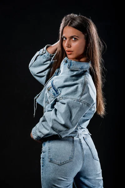 Retrato Uma Bela Menina Elegante Posando Roupas Modernas Moda — Fotografia de Stock