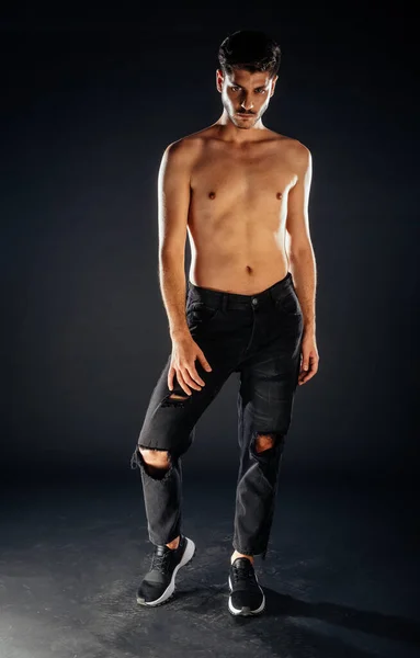 Portret Van Een Knappe Stijlvolle Man Poseren Topless Tegen Zwarte — Stockfoto