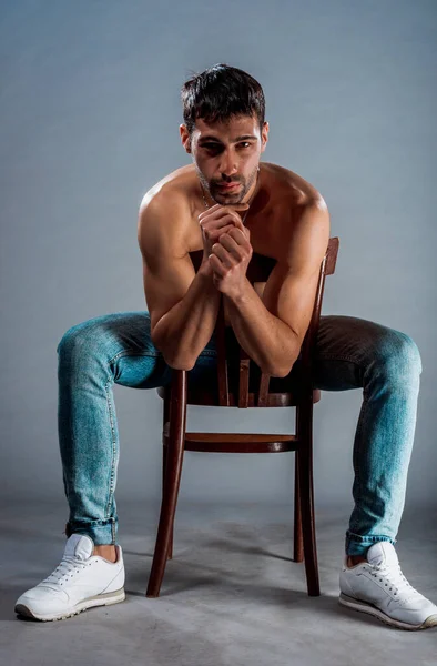 Ritratto Bel Ragazzo Senza Camicia Che Indossa Pantaloni Jeans Blu — Foto Stock