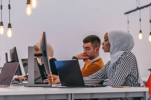 Güzel Çekici Tesettürlü Genç Bir Kadının Yakın Plan Portresi Bilgisayarına — Stok fotoğraf