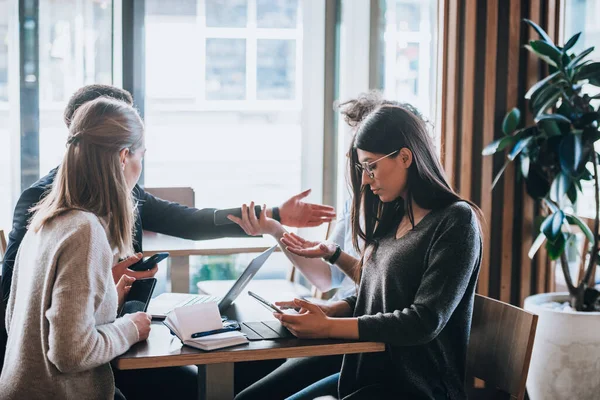 Colegas Trabalho Discutindo Novas Estratégias Marketing Durante Uma Pausa Para — Fotografia de Stock